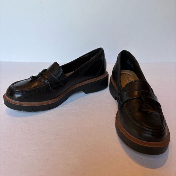 Clarks Collection Women's Black Leather Loafers with Brown Sole Slip On Size 6M - Picture 1 of 8